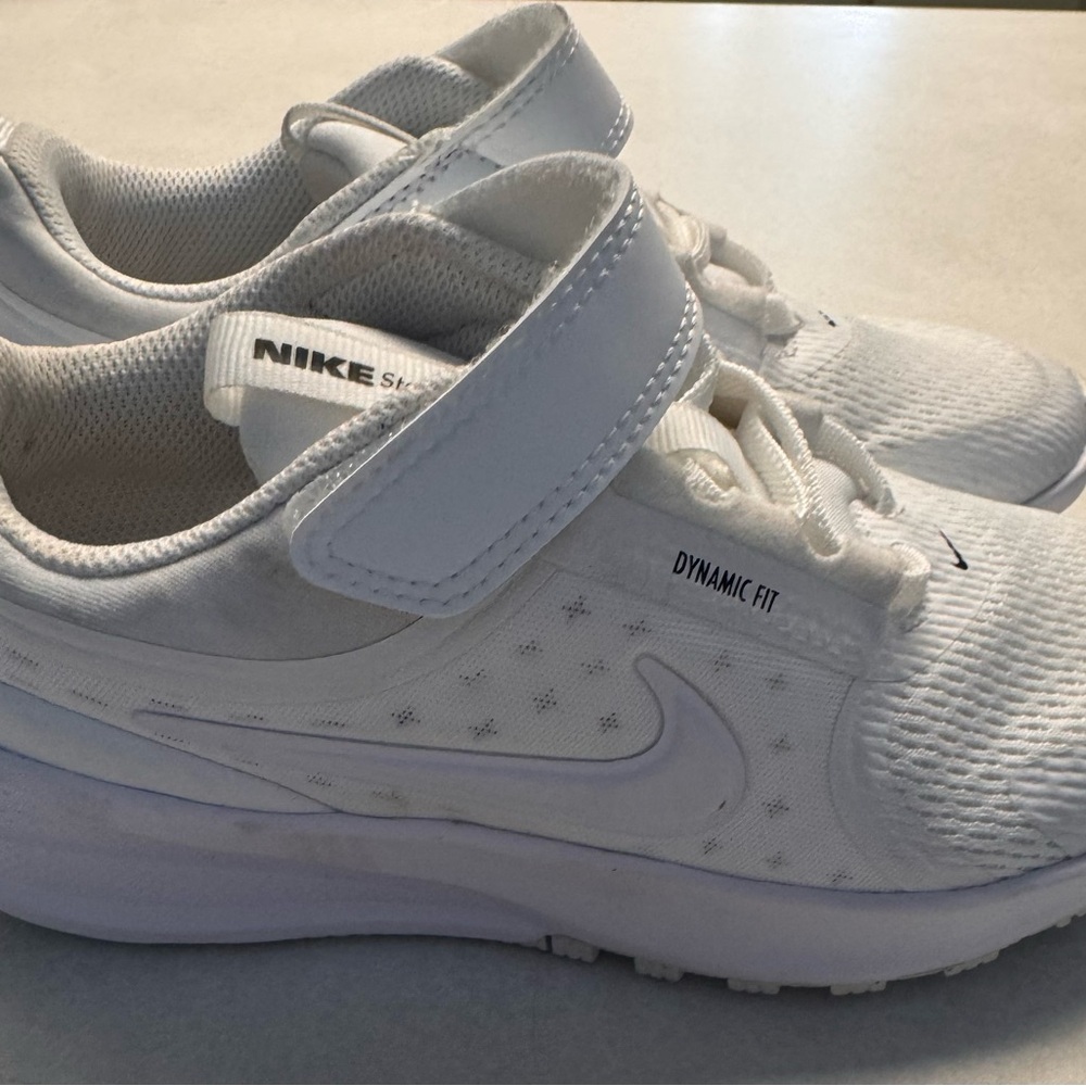 Nike Kids White Star Runner 5 Dynamic Fit Sneakers with Hook-and-Loop Strap